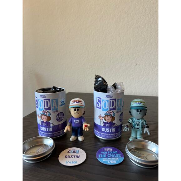LE 800 PIECES EXC CHASE BUNDLE B&W Dustin Henderson Stranger Things Funko Soda - Picture 1 of 2